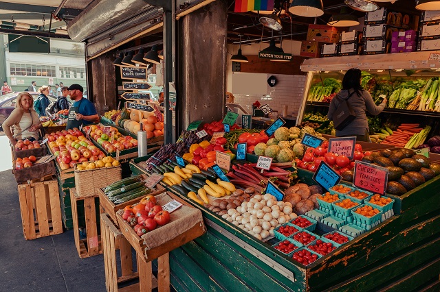 This image has an empty alt attribute; its file name is fruit-and-vegetable-market.jpg